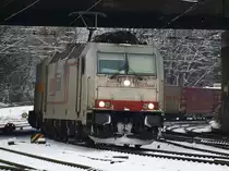 Crossrail 185 580-8 zieht 30.11.2010 von K�ln kommend einen Containerzug unter der Br�cke Turmstrasse nach Aachen West. Dort wird der Zug von einer Class66 �bernommen um ihn nach Belgien zu schleppen.