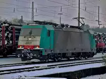 Cobra 186 233 (2841) am 02.12.2010 in Aachen West auf dem Weg zu einem Kesselzug, den sie nach K�ln Gremberg schleppen mu�. 