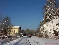 KBS 857, Bf Naila, 2.12.2010 und minus 13,5 Grad. Vor 25 Jahren rangierte hier noch die 211 bei der Temperatur, der Schienenbus knatterte vorbei, oder ein 614 hatte Kreuzung mit dem Güterzügle, das auch noch nach Schwarzenbach am Wald fuhr oder ab und an auch noch bis Bad Steben...

Heute liegt nur noch ein befahrenes Gleis, das eh. Gleis 3 rechts unter dem Schnee ist zum Glück sogar noch angebunden, man hat nur die Weichen fixiert. Ein 628er rollert hinten grade nach Marxgrün raus. Nur die Felswand mit Wald oben, und die Kälte, die sind gleich geblieben. Ansonsten steht sogar der Bahnhof leer.....