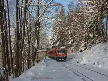 KBS 857, Haltepunkt Oberklingensporn, am 2.12.2010. Ein 628.4 fährt langsam durch um in ca 2,5 Kilometern am Bf. Naila anzukommen auf seiner Fahrt nach Hof. So ist er, der Frankenwald-Winter. Und ca 50 Meter hinter dem Zug fuhr 2008 ein 628 in einen umgestürzten Baum. Das löste den letzten mir bekannten 218er Einsatz auf dieser Strecke aus....

Heute hält hier kein Zug mehr, der HP ist aufgelöst.
