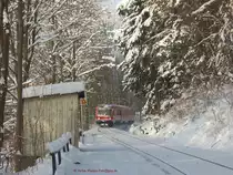 KBS 857, blick auf den Idyllisch gelegenen HP OBerklingensporn am 2.12.2010. Hinten nähert sich ein 628.4 auf der Fahrt Ri Hof, der aber hier nicht immer hält. Ich brauchte dieses Bild als Vergleich zu einem leider leicht unscharfen Foto von ca 1967, als eine 64er hinten um die Kurve schnaufte und auch alles dick verschneit war. Dieses Kleinod hab ich sehr gerne in meiner Sammlung, wenn es auch nur ein 6x9 Papierbildchen ist... Mittlerweile ist der HP aufgelassen... Alles Geschichte, was man hier sehen kann.