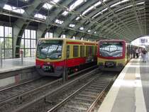 2 Z�ge der BR 481 in Berlin Ostbahnhof (2003)