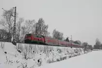 Einen RE nach M�hldorf in Sandwich-Traktion hatte am 04.12.10 die 218 401-8 am Haken. Als Schublok unterst�tzte sie 218 418-2 auf dem Weg nach M�hldorf in Poing.