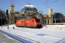 101 112 erreichte mit IC-Wagen als ICE-Ersatzzug Dresden Hbf und wird nun f�r die R�ckfahrt ans andere Ende des Zuges umgesetzt; 04.12.2010