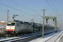 ITL 186 138 f�hrt mit einem Autotransport durch Dresden-Dobritz; 04.12.2010
