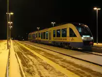 Am fr�hen Morgen im Bahnhof von Parchim wartet VT 705 der Ostseeland Verkehr  GmbH auf Reisende in Richtung Gadebusch �ber Schwerin Hbf am 04.12.2010