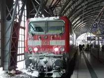 143 217 die Schublok des RE´s steht vereist im Dresdner HBF.
4.12.10