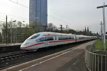 Der niederl�ndische Hispeed-ICE mit der Spezialbeklebung  10 jaar ICE  rollt durch K�ln Messe/Deutz. Aufgenommen am 15/11/2010.