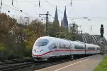 Der ICE 3 kommt von der Hohenzollernbr�cke und nimmt in K�ln Messe/Deutz langsam Fahrt auf. Aufgenommen am 15/11/2010.