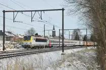 Heute stand in Welkenraedt ein Testzug mit den neuen Siemens EuroSprinter 1811 und 1860 an je einem Zugende. Nachts unternehmen sie Testfahrten auf der nahe gelegenen Hochgeschwindigkeitsstrecke. Softwareprobleme haben die Inbetriebnahme immer wieder hinausgez�gert. Von einem Lokf�hrer erfuhr ich, dass sie normalerweise ab M�rz 2011 im Personenverkehr eingesetzt werden sollen, und dort die Serie 13 ersetzen werden. Aufgenommen am 04/12/2010.