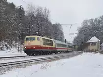 Die 103 245 am 04.12.2010 mit einem Sonderzug nach Innsbruck bei der Durchfahrt in A�ling. 