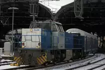 Eine Vossloh G1206 von der Rurtalbahn fuhr am 04.12.2010 mit einem dunkelblauen Fahrradwagen durch Aachen Hbf.