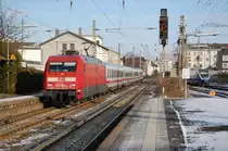 101 107-1 hatte mit ihrem IC 2154 von Berlin Gesundbrunnen nach D�sseldorf Hbf +120 Min., als sie bei der Einfahrt in den Paderborner Hauptbahnhof bildlich festgehalten werden konnte, 04.12.2010.