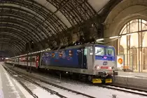 Das Schneechaos hat die �bliche Gleisbelegung in Dresden Hbf kr�ftig durcheinander gewirbelt. Hier ist 371 002-7 mit einem EC in Richtung Prag auf Gleis 3 (statt Gleis 1) am 02.12.2010 zu sehen. 