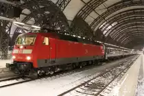 Auf Gleis 3 wartet 120 144-1 mit einem EC in Richtung Berlin in Dresden Hbf auf die Abfahrt. Fotografiert am 03.12.2010. 