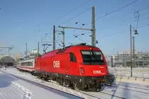 Ab dem Fahrplanwechsel Geschichte: ein �BB-Taurus zu Besuch in Dresden. Hier verl�sst 1216 210-5 Dresden Hbf mit zweist�ndiger Versp�tung in Richtung Prag. Fotografiert am 04.12.2010. 
