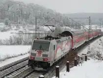 146-227 schiebt am 4.12.10 den IRE 4218 Lindau - Stuttgart am km 70,0 der Filsbahn.