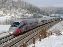 Der neu beklebte 403-054 kam am 4.12.10 als ICE 515 Hamburg-Altona - M�nchen Hbf am km 70,0 bei Urspring vorbei. 