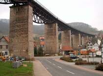 In Lengenfeld unterm Stein steht die 237 m lange Fischbauchtr�gerbr�cke der  Eichsfelder Kanonenbahn , auf der am 31.12.1992 der letzte Zug fuhr - 29.03.2005
