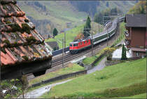 Gleiswechsel verstärkt S-Kurve -

Mittlere Streckenebene oberhalb von Wassen. Ein Interregio-Zug (vermutlich) wechselt auf das Gegengleis. Ab hier wird die Strecke momentan eingleisig betrieben. 

01.11.2005 (M)