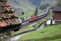 Gleiswechsel verstärkt S-Kurve -

Mittlere Streckenebene oberhalb von Wassen. Ein Interregio-Zug (vermutlich) wechselt auf das Gegengleis. Ab hier wird die Strecke momentan eingleisig betrieben. 

01.11.2005 (M)