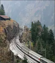 Wie eine stählerne Schlange -

... schlängelt sich ein Intercity-Zug die Gotthardbahn hinauf. Der hintere Zugteil fährt noch auf der Mittleren Meienreussbrücke, vorne wurde schon der steile Einschnitt durchfahren. Der Zug wird dann den kurzen am Hang liegende Strahlloch-Tunnel durchfahren um dann im Leggistein-Kehrtunnel wieder in Richtung Süden zu drehen. 

01.11.2005 (M)