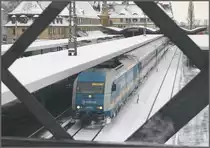 Von der alten Passarelle, die alle Geleise (ohne Zugang)�berspannt, ist diese Aufnahme des R38709 nach M�nchen Hbf entstanden. (02.12.2010)
