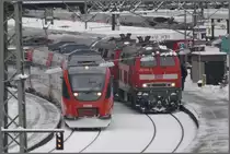 RE5567 nach Bludenz verl�sst Lindau Hbf und nebenan warten 218 487-7 und 218 495-0 mit IC118 nach M�nster/Westf. auf die Abfahrtszeit. (02.12.2010)