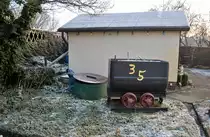 Lore in ein privaten Garten im Lehrte am 28.11.10. Ich nehme an diese Lore war fr�hrer beim Kaliabau in Lehrte verwendet wurden. Sp�ter standen solche Loren am Parkhaus in Lehrte.