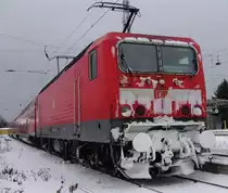 143 233-5 mit RE38591 von Warnem�nde Richtung Berlin Hbf(tief)abgestellt im Bahnhof Warnem�nde.05.12.10