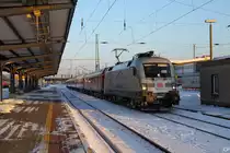 Mit dem RE nach Leipzig steht 182 004-2 am 4.12.2010 in Cottbus.