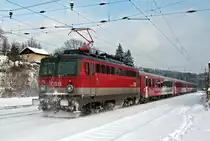 1142 673, gezeichnet vom harten Winterdienst im Wienerwald, schiebt den R 2025 nach Wien West. Die Aufnahme entstand am 04.12.2010 in Tullnerbach-Pressbaum.
