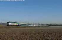 The E656.052 heading the Express train n.906 from Lecce to Torino Porta Nuova, here near of San Damiano d'Asti. (December 4, 2010)