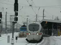  Alt  neben  Neu  ..
Kn�delpresse  Gottlieb  und ICE warten am Dresdner HBF w�hrend der ICE innen gereinigt wird da er in wenigen Minuten an einnen weitern gekuppelt wurde.
6.12.10