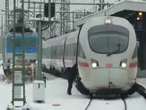 Letze Vorbereitung und Lokf�hrerwechsel bevor der ICE zum ankuppel in die Bahnhofshalle fuhr.
Dresden HBF 6.12.10