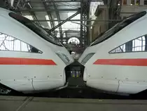 Nun wurden beide ICE´s zusammgekuppelt und k�nnen sich als lange Schlange nach Wiesbaden schl�ngeln ;).
Dresden HBF 6.12.10