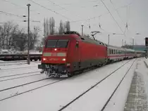 Da in Bergen/R�gen die langen Bahnsteiggleise wegen Bauarbeiten gesperrt sind,fahren alle IC-Z�ge von und nach Binz �ber die G�tergleise ohne Halt durch.So auch IC 2254 Binz-D�sseldorf der am 04.Dezember 2010 von 101 136 �ber die G�tergleise durch Bergen/R�gen fuhr.