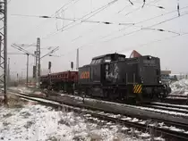 LOCON-217 und zwei Seitenkippwagen an der Westeinfahrt von Bergen/R�gen am 26.November 2010.