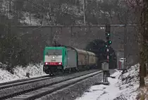 2810 der COBRA mit einem G�terzug aus K�ln kommend Richtung Aachen-West bei der Ausfahrt aus dem Nirmer Tunnel in Eilendorf, 5.12.10