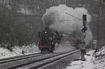 41 360 mit dem Gesellschaftssonderzug zum Aachener Weihnachtsmarkt bei der Ausfahrt aus dem Nirmer Tunnel in Eilendorf, 5.12.10