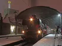 41 360 kurz vor der R�ckfahrt mit dem Gesellschaftssonderzug am Bahnsteig im Aachener Hbf, 5.12.10
