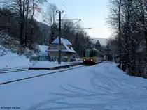 04.12.2010: Eine S1 von Bad Herrenalb nach Hochstetten h�lt in der D�mmerung in Frauenalb-Schielberg. Auf dem ersten Blick nichts besonderes aber auf dem zweiten Blick schon. Es sind 2xGT6-80C (2 6-achsige S-Bahnwagen). Diese Kombination ist auf der S1 nicht so h�ufig anzutreffen.