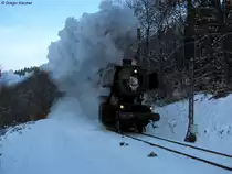 04.12.2010: In der D�mmerung bei frostigen Temperaturen schnauft die 52 740-8 (eigentlich 50 2740) der Ulmer Eisenbahnfreunde mit Ihrem ingesamt 7 Wagen langen Nikolaussonderzug nach Bad Herrenalb hinauf. Hier passiert der Zug das Einfahrsignal von Frauenalb-Schielberg.