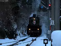 04.12.2010: 52 740-8 (eigentlich 50 2740) rangiert an das andere Zugende um den Nikolaussonderzug wieder zur�ck nach Ettlingen zu fahren. Hier im Bild wartet Sie an der Ausfahrt Bad Herrenalb auf Rangierfreigabe um wieder an den Zug anzukuppeln. Das Bild entstand an einem Fu�g�ngerbahn�bergang, ich stand nicht im Gleisbereich.