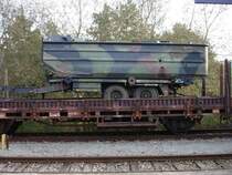 Auch wurden in der Woche vom 24.10.-28.10.2005 Anhänger für LKW´s von der Bundeswehr von der SWEG nach Siegelsbach ins Bundeswehrdepot gebracht.
Hier sieht man ein Güterwagen mit einem Anhänger der Bundeswehr in Neckarbischofsheim Nord.