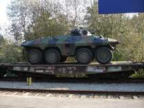 Güterwagen mit Panzerspähfahrzeugen auf der SWEG Strecke Meckesheim-Aglasterhausen-Hüffenhardt am 11.10.2005 in Neckarbischofsheim Nord. Die Güterwagen wurden am nächsten Tag weiter mit einem NE81 Triebwagen der SWEG ins Bundeswehrdepot nach Siegelsbach gebracht.
