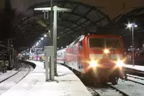 Die 120 102-9 war am 05.12.2010 vor einem IC in Aachen Hbf.