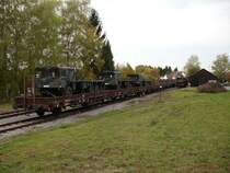 In der Woche vom 24.10.-28.10.2005 wurden Güterwagen mit LKW´s fürs Bundeswehrdepot von der SWEG nach Siegelsbach gebracht.
Hier sieht man jede Menge an mit LKW beladene Güterwagen am 25.10.2005 in Neckarbischofsheim Stadt.
