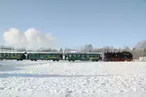 Winterdampf pur im oberen Abschnitt der Wei�eritztalbahn. 99 746 hat am 27.11.10 den Bahnhof Obercarsdorf fast erreicht. 