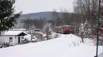Sonderzug in Richtung Olbernhau am Abzweig Oberneusch�nberg. Sonderfahrt der Interessengemeinschaft Ferkeltaxi e.V. am 05.12.2010 auf der Fl�hatalbahn von Chemnitz nach Neuhausen im Erzgebirge. Es war die erste �ffentliche Zugfahrt auf dem Streckenabschnitt Olbernhau-Gr�nthal - Neuhausen seit Einstellung des Personenverkehrs im Mai 2001. Der Zug bestand aus den Tw/Bw 172 171-1, 972 760-3 und 172 132-3.